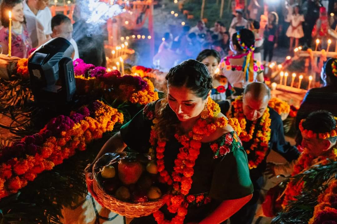 InfoLibreMx's tweet photo. 💀 Inauguran el Centro Ceremonial Xantolo 2024 en #Huejutla 🕯️

✨ Con el título "Una Ofrenda Terrenal a Nuestros Muertos," Huejutla se llenó de misticismo y tradición en la apertura del Centro Ceremonial #Xantolo 2024. 🏵️ En un emotivo homenaje, el corazón de la Huasteca se unió para encender la llama de las tradiciones, recordando a los seres queridos que ya no están. 🌸 Cada altar, flor y aroma se convirtió en un símbolo de amor y memoria.

🕯️ A la ceremonia asistieron figuras destacadas, como Álvaro Martín Bardales Ramírez, contralor del Estado de Hidalgo; Natividad Castrejón Valdez, secretario de Educación de Hidalgo; y la Mtra. 📑 Mari Carmen Mandujano Cerrilla, subsecretaria de Administración de la SEPH, quienes reafirmaron el orgullo por nuestras raíces y su compromiso con el fortalecimiento de la cultura local.

🌕 La noche culminó con la Escenificación del Poema Huasteca, un momento que evocó la presencia de los ancestros en un ciclo eterno donde la vida y la muerte se encuentran. 💀 Cada verso y gesto resonó como un recordatorio de nuestra herencia y la esencia del Xantolo, renovando el vínculo ancestral que une a los presentes con su legado.