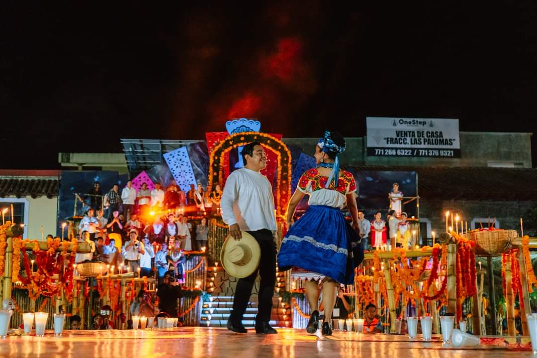 InfoLibreMx's tweet photo. 💀 Inauguran el Centro Ceremonial Xantolo 2024 en #Huejutla 🕯️

✨ Con el título "Una Ofrenda Terrenal a Nuestros Muertos," Huejutla se llenó de misticismo y tradición en la apertura del Centro Ceremonial #Xantolo 2024. 🏵️ En un emotivo homenaje, el corazón de la Huasteca se unió para encender la llama de las tradiciones, recordando a los seres queridos que ya no están. 🌸 Cada altar, flor y aroma se convirtió en un símbolo de amor y memoria.

🕯️ A la ceremonia asistieron figuras destacadas, como Álvaro Martín Bardales Ramírez, contralor del Estado de Hidalgo; Natividad Castrejón Valdez, secretario de Educación de Hidalgo; y la Mtra. 📑 Mari Carmen Mandujano Cerrilla, subsecretaria de Administración de la SEPH, quienes reafirmaron el orgullo por nuestras raíces y su compromiso con el fortalecimiento de la cultura local.

🌕 La noche culminó con la Escenificación del Poema Huasteca, un momento que evocó la presencia de los ancestros en un ciclo eterno donde la vida y la muerte se encuentran. 💀 Cada verso y gesto resonó como un recordatorio de nuestra herencia y la esencia del Xantolo, renovando el vínculo ancestral que une a los presentes con su legado.