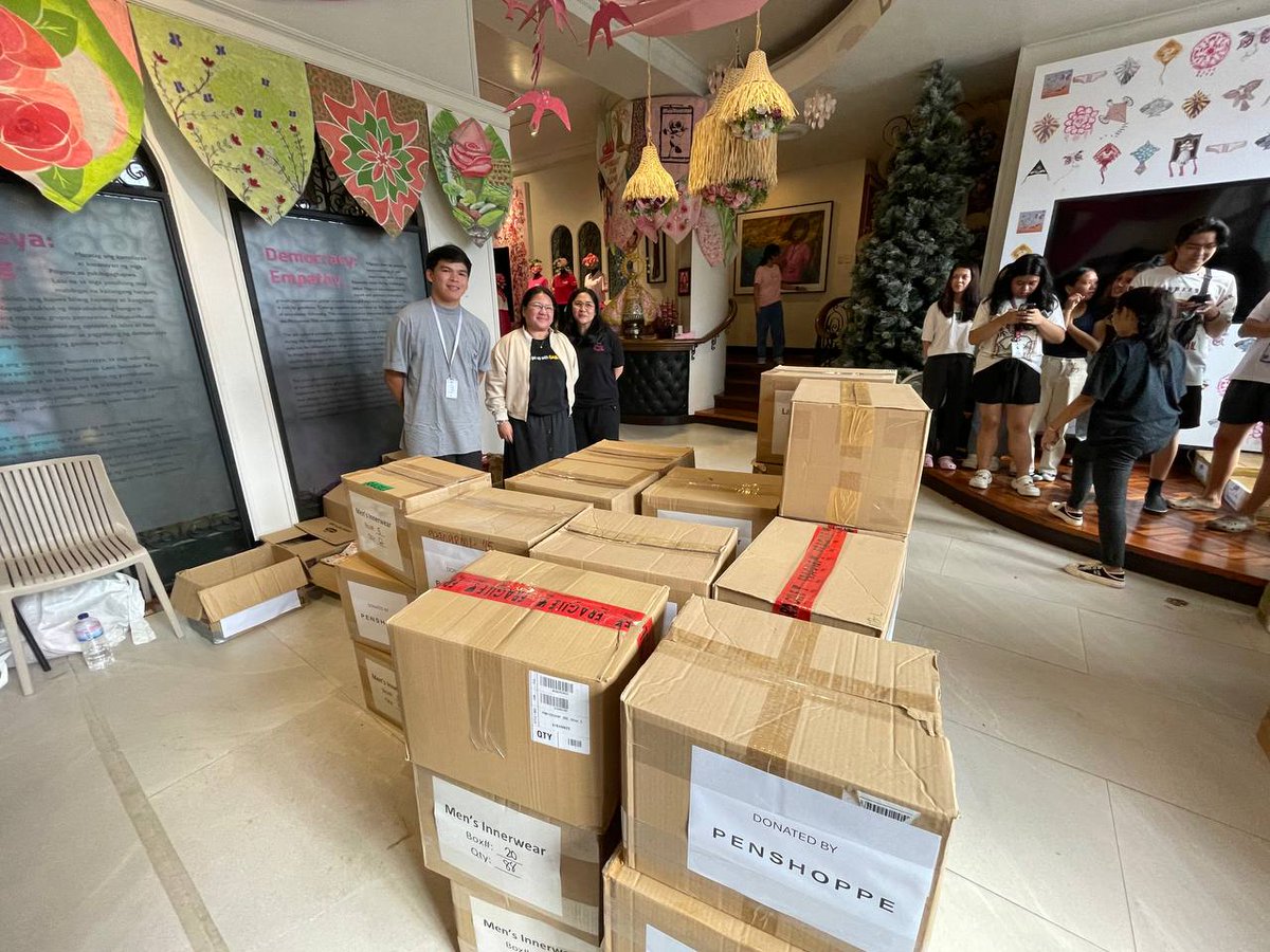 angatbuhay_ph's tweet photo. THANK YOU, @PENSHOPPE! ❤️

Natanggap natin ngayong araw ang 2,600 pieces of underwear mula sa Penshoppe para sa mga nasalanta ng #KristinePH. Maraming salamat sa inyong pakikipagbayanihan! https://t.co/SZAclKetua