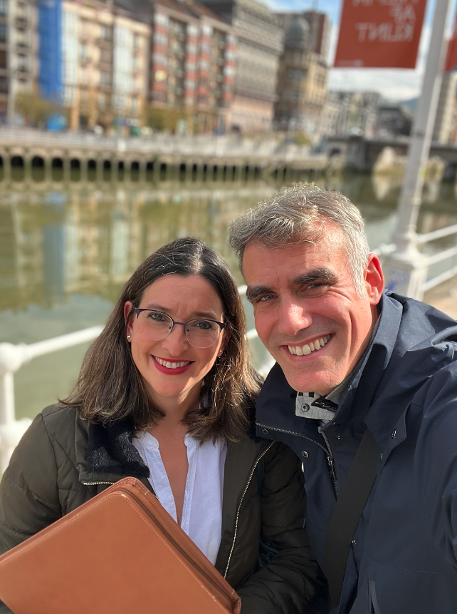 Hace tiempo que no nos dejamos caer por aquí. 😉 Esta semana hemos estado por Bilbao visitando a algunos de nuestros clientes. Y es que de vez en cuando también salimos de la oficina. 😜

¡Feliz puente!

#VitoriaGasteiz #EquipoAlunarte🚀🌕 #diseñografico #marketingdigital #Bilbao
