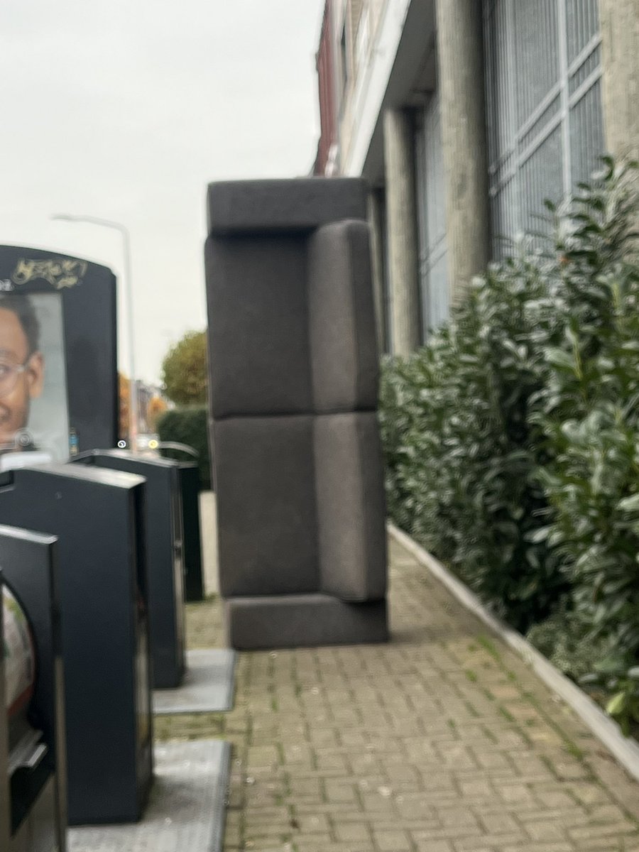 Hallo <a href="/gemeentevenlo/">Gemeente Venlo</a> zouden jullie deze bank kunnen weghalen aub? Hij is gedumpt ter hoogte vd Poolse supermarkt bij de afvalcontainers. Nu kunnen rolstoelers, rollators, kinderwagens en niet lang. Compleet geblokkeerd. Bedankt MVG