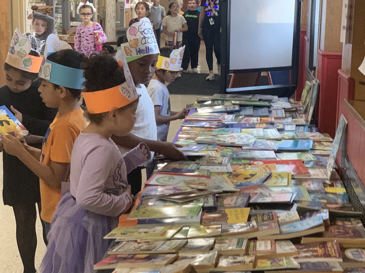 Happy HalloREAD!!! 🎃📚🍭