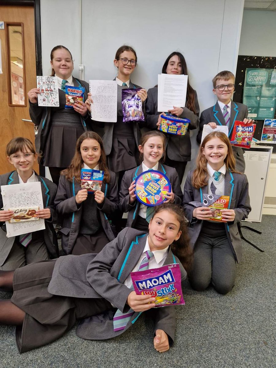 Congratulation to the 'Spooky Story' and 'Bookmark' library competition winners who collected their prizes last week!
🎃

Thank you to all the students who entered the competitions, there were some amazing entries.

#teamlibrary #enrichment