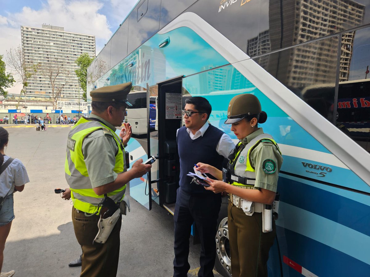 CarabPrCentral's tweet photo. #EstaciónCentral:Con motivo de la salida masiva de Capitalinos hacia diferentes regiones del Pais, Carabineros realiza orientación vehicular en inmediaciones de "Terminales de buses" y asistencia a peatones previniendo accidentes de tránsito. https://t.co/7BdLI47Jvl