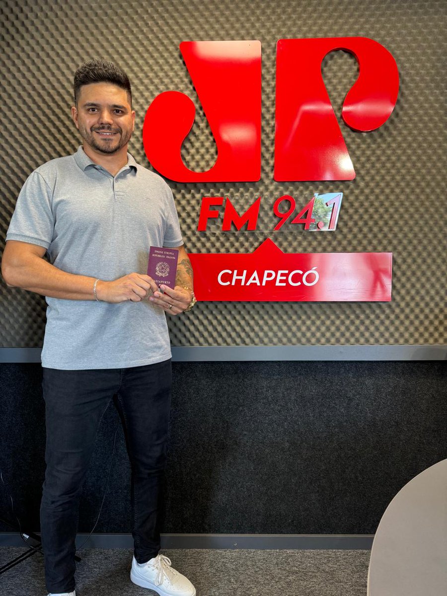 cidadania_sc's tweet photo. Uma visitinha na número um do Brasil @JovemPan / Pauta sobre Cidadania Italiana. 
@jucineidachaga. 
#jovemPan #cidadaniaitaliana #150anosimigracaoitaliananobrasil #radiojovempan #passaporteitaliana #consuladoitaliano https://t.co/XjKUOom54A
