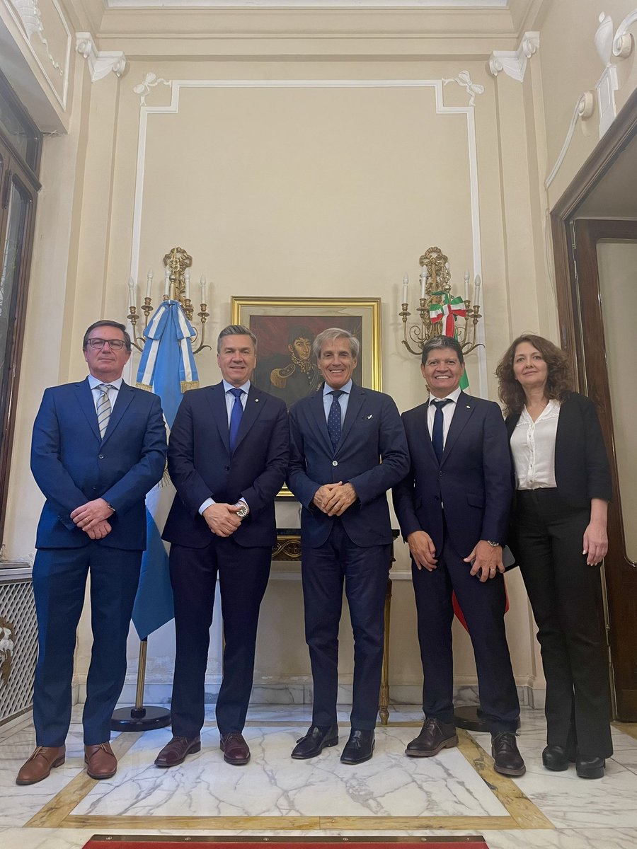 Abbiamo accolto il Governatore del Chaco, <a href="/LeandroZdero/">Leandro Zdero</a>, chi è stato a Roma con un’agenda di lavoro. Era accompagnato dal Presidente della <a href="/redcame/">CAME</a>, Sig. Alfredo González.

La Provincia del Chaco offre importanti opportunità per gli investimenti e lo sviluppo.

<a href="/GobiernoChaco/">Gobierno del Chaco</a>