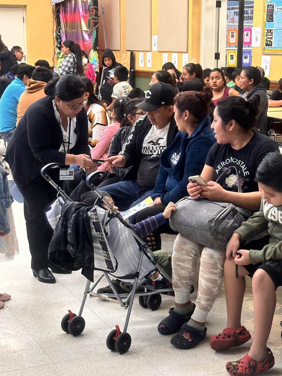 _LaRondaThomas's tweet photo. Exciting news! A new initiative has been launched at Hartwell Elementary. CPS Parent Academy is supporting multilingual families. Empowering them to advocate, support, and engage in their children’s education. #ParentAcademy #CPSParentVoice #MultilingualSupport #IamCPS https://t.co/eqgHp91kn7