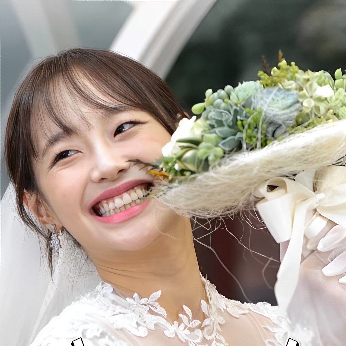nngyiz's tweet photo. @hongjncg ️️
MC Nami mulai menghitung mundur, suaranya menggema di ruangan, “Satu, dua, tiga!”

Dengan gerakan yang anggun, Sheanna melemparkan buket bunga, membiarkannya melayang di udara. 
️️ https://t.co/jQVL80zd8P