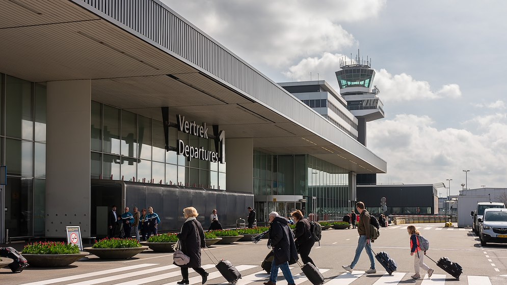 Strategiedirecteur Schiphol vertrekt na ‘verschil van inzicht’: Volgens de krant had Richard Emmerink veel oog voor de verduurzaming van de luchtvaart en de positie van omwonenden. dlvr.it/TFwWB8