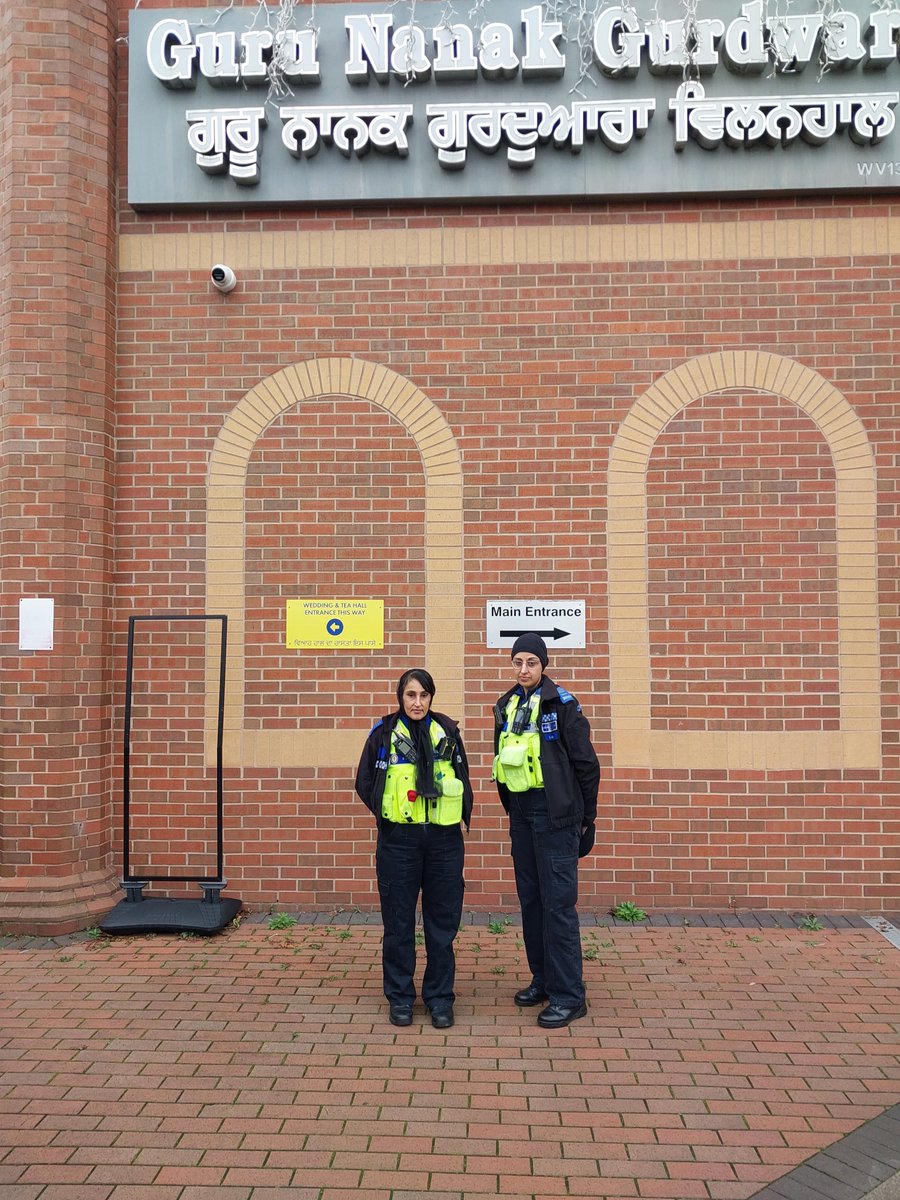 Happy #Diwali to everyone celebrating🕯️ 

PCSO Lally &amp; Mulla have attended Willenhall Gurdwara this afternoon. 🎇🧨