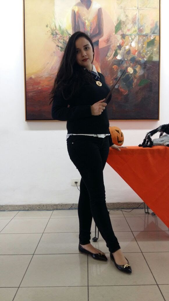 FlutedGirl's tweet photo. @shopee_br Amo Halloween de paixão. Faço pras minhas crianças como desculpa pra curtir e me fantasiar. Esse ano vou fazer em casa também 🧛🏻♀️🎃 Tô de vampira hoje, mas já fui abóbora, Wandinha e aluna de Hogwarts. #ShopeeWeen https://t.co/GXHHMrJ6Ya