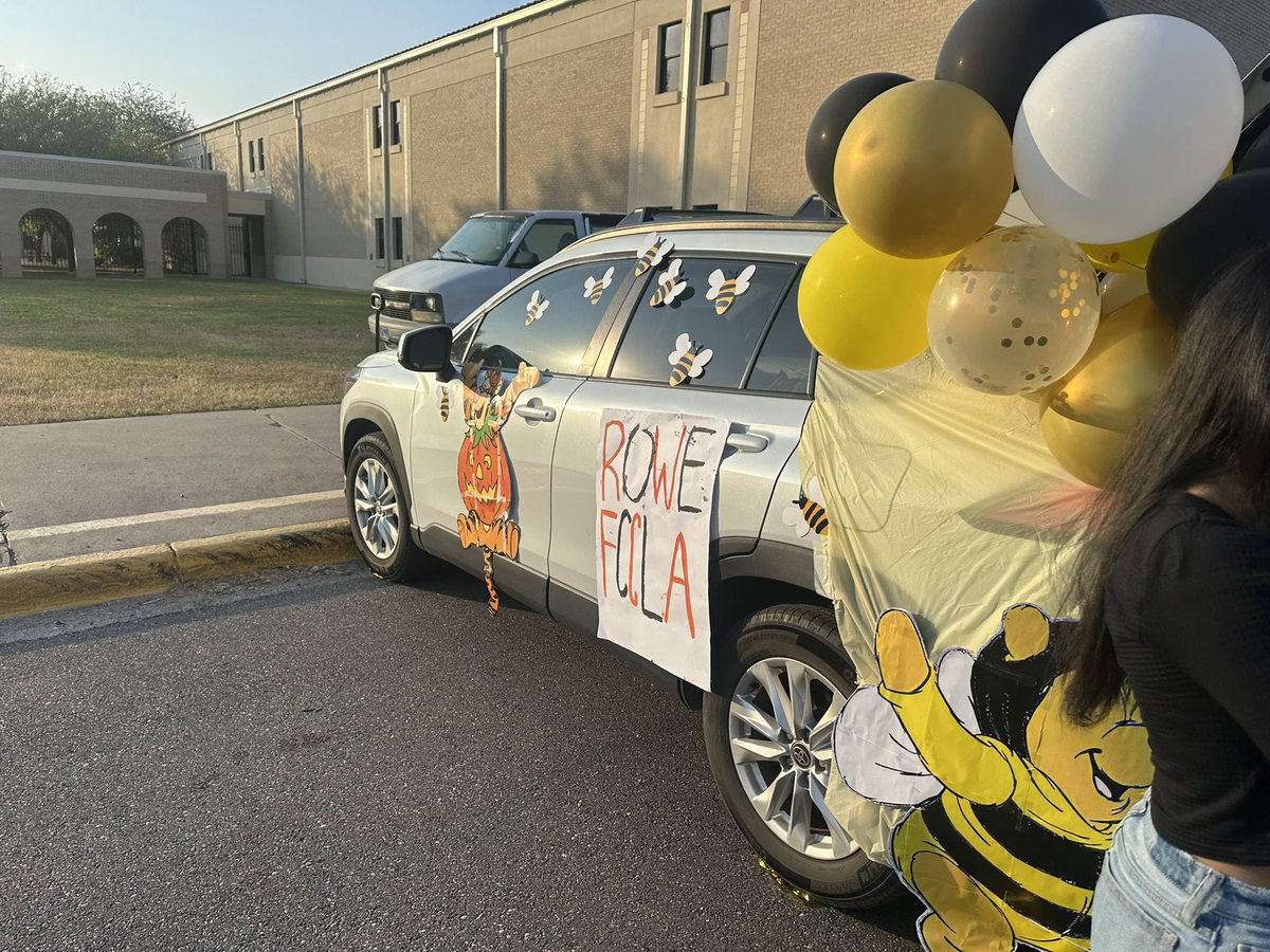 Trunk or Treat! It was so fun seeing everyone’s costumes and thank you to everyone who donated candy!💛❤️🌹