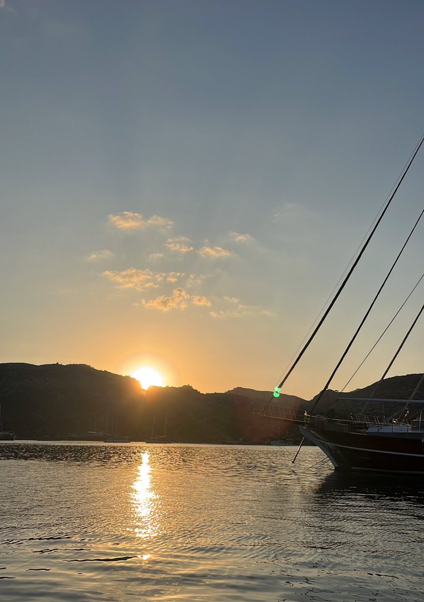 Arkadan Orhan Gencebay akşam güneşi okuyor 😌