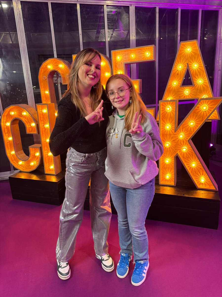 De 14-jarige Jessica is gisteren op de foto gegaan met Creachick tijdens tijdens KreaDoe in de Jaarbeurs Utrecht. Ook heeft ze een handtekening bemachtigd. Eerder kreeg je al een kadopakket van Creachick. Zie voor meer foto's: mijnheld.com/heldennieuws/j…
