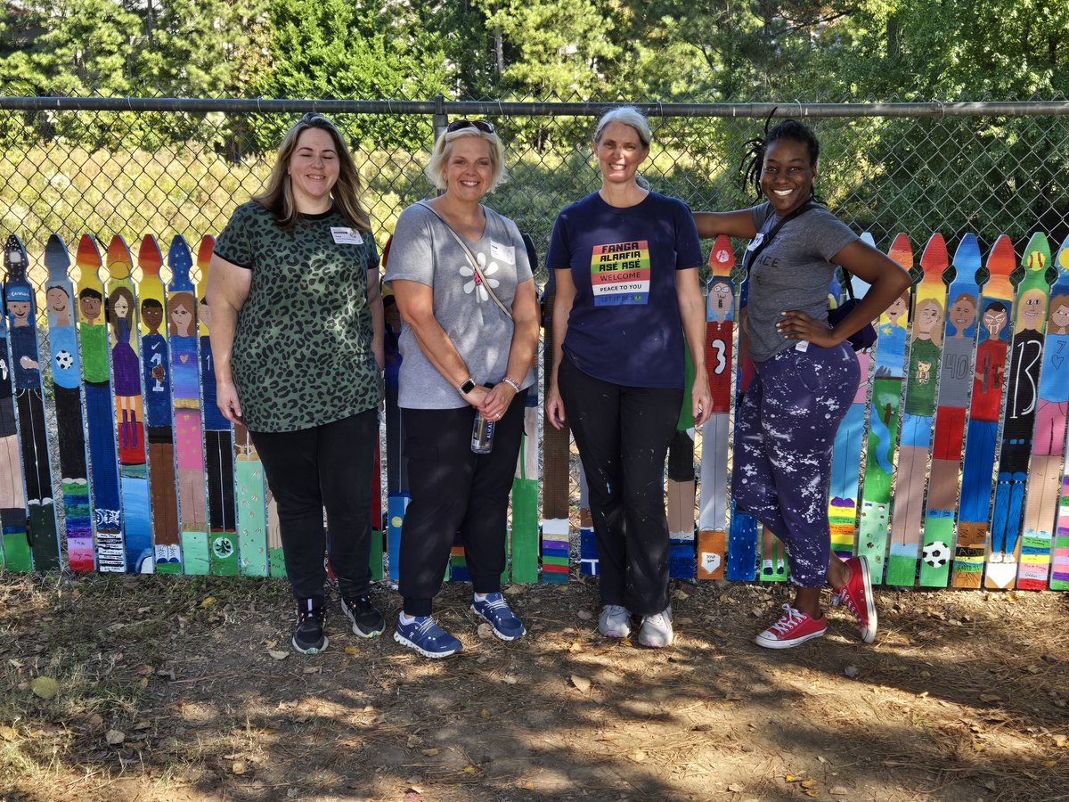 We completed the Picket Fence Project <a href="/LaurelParkElem/">Laurel Park Elementary</a> Thanks to all the volunteers, teachers and all the fifth grade students who participated! @UnitedArtsCounc #ArtMakesYouSmart <a href="/WCPSS/">Wake County Public School System</a> #AIS4all #artsinschools #communityart #picketfenceprojectnc #teachingartist
