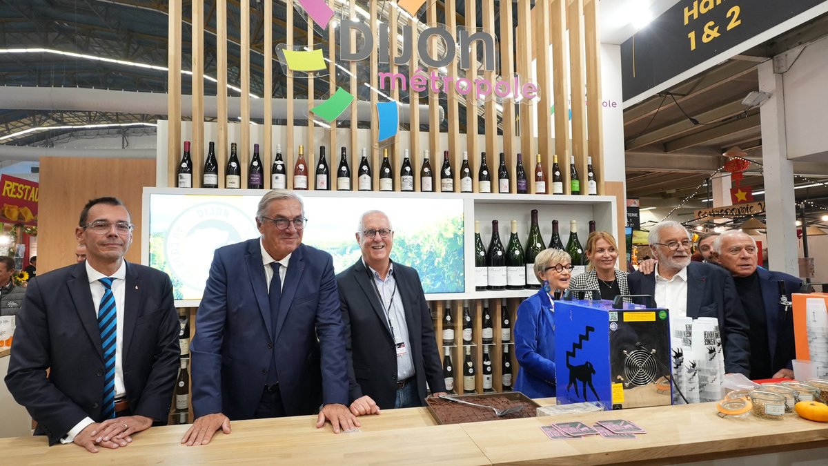 🎉 La Foire de Dijon c'est parti jusqu'au 11 nov ! 400+ exposants, le Japon en invité d'honneur 🇯🇵 et un grand espace dédié aux vignerons et producteurs locaux sur le nouveau stand <a href="/DijonMetropole_/">Dijon Métropole</a>  🍷🍻 Tout le monde se retrouve à la Foire de #Dijon ! 👉 dijon.fr