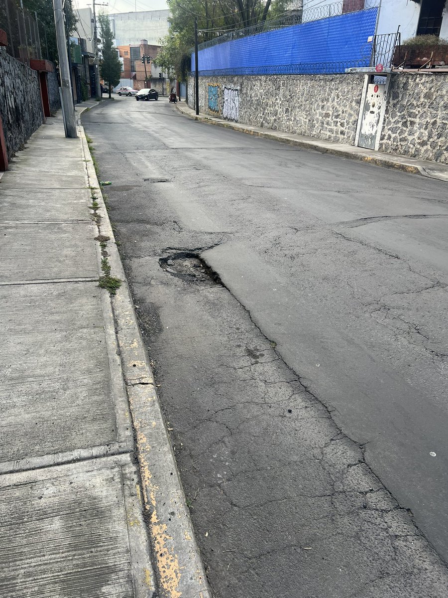 DavidIPalafoxT's tweet photo. ⚠️⚠️ @giogutierrezag y @Alcaldia_Coy solicitó su apoyo #URGENTE para dar solución a baches que cada día son más grande y genera muchos problemas a los conductores y vecinos que transitan sobre calle Museo 150-190, San Pablo Tepetlapa, Coyoacán. https://t.co/cay4bggzJq