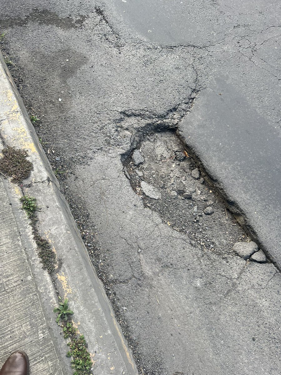 DavidIPalafoxT's tweet photo. ⚠️⚠️ @giogutierrezag y @Alcaldia_Coy solicitó su apoyo #URGENTE para dar solución a baches que cada día son más grande y genera muchos problemas a los conductores y vecinos que transitan sobre calle Museo 150-190, San Pablo Tepetlapa, Coyoacán. https://t.co/cay4bggzJq