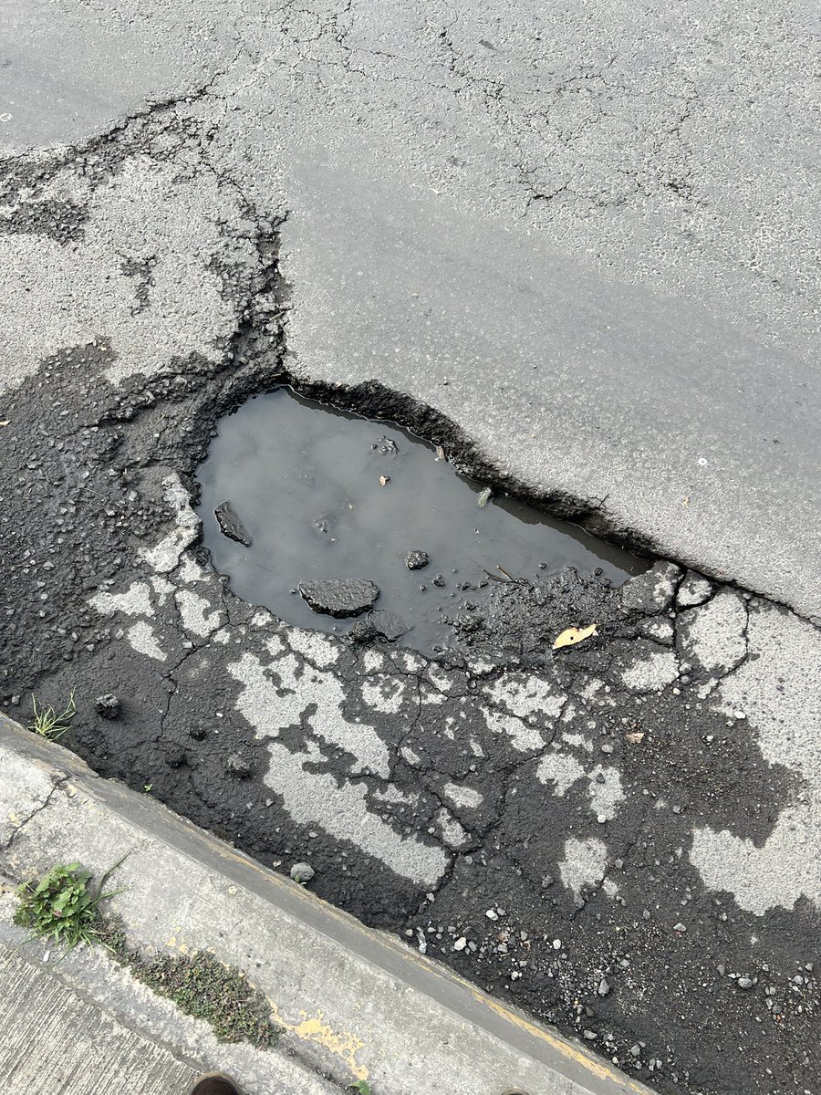 DavidIPalafoxT's tweet photo. ⚠️⚠️ @giogutierrezag y @Alcaldia_Coy solicitó su apoyo #URGENTE para dar solución a baches que cada día son más grande y genera muchos problemas a los conductores y vecinos que transitan sobre calle Museo 150-190, San Pablo Tepetlapa, Coyoacán. https://t.co/cay4bggzJq