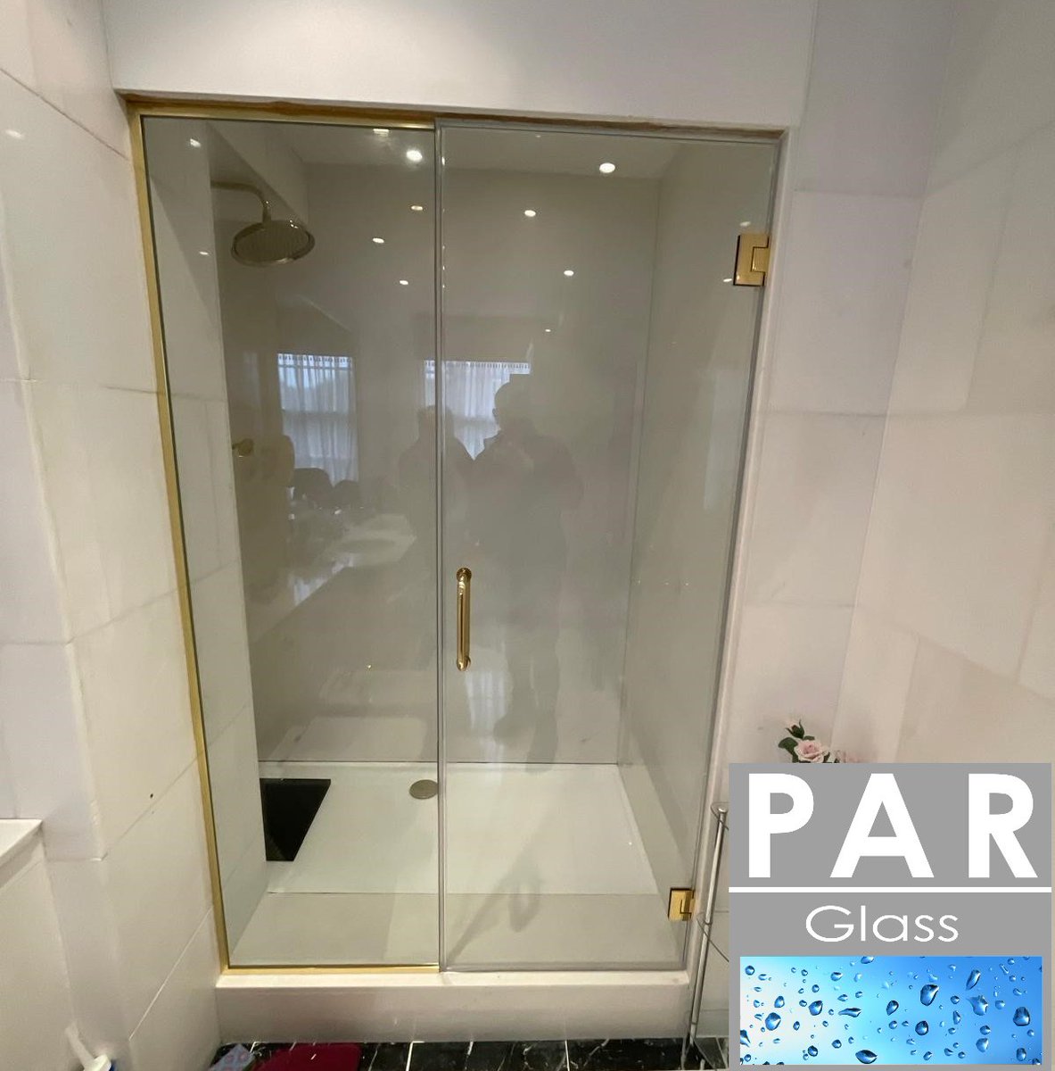 PARGlassLondon's tweet photo. Add a touch of modern style to your space with our polished brass finish, creating a sleek and luxurious look. Our professional team ensures everything is measured for a perfect fit, giving you the elegance and functionality you deserve.💎🚿 https://t.co/6MTTC5xBoF