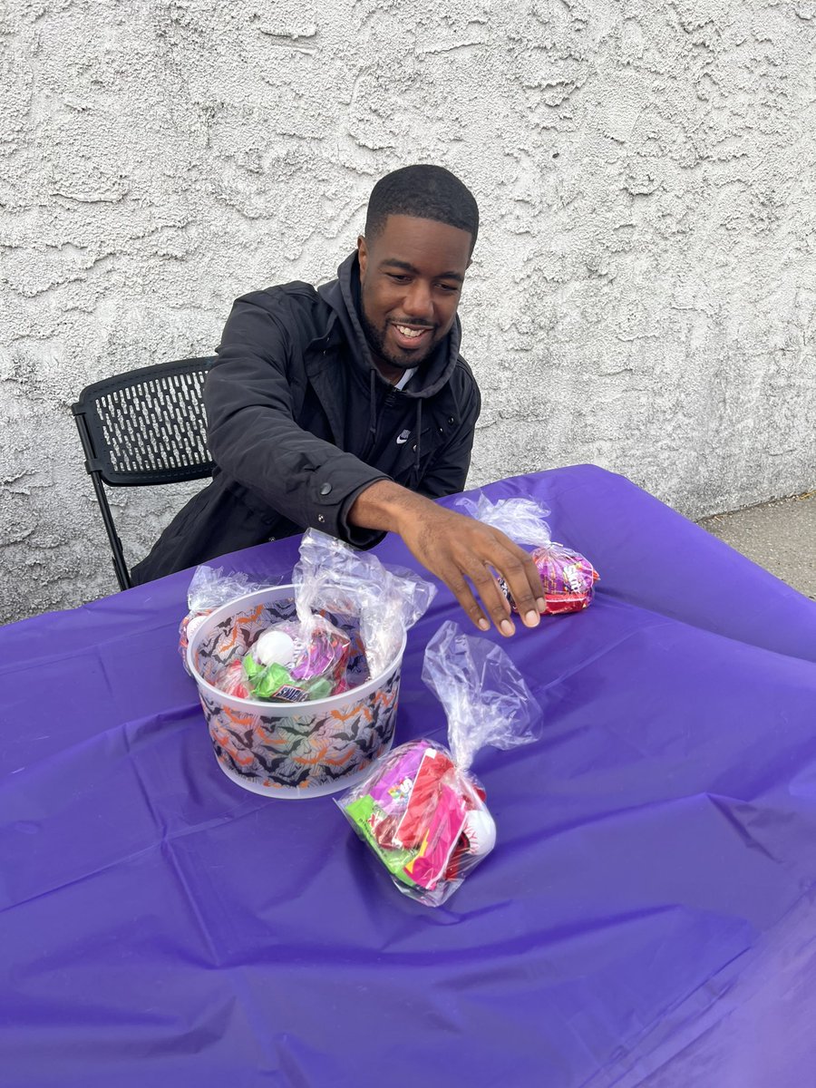 jamaaltbailey's tweet photo. There were screams and snacks at our Haunted House hosted by Bronx Rises Against Gun Violence. Huge shoutout to BRAG for decorating and scaring, making this Haunted House enjoyable for both kids and parents, and the #BaileyBunch for helping make this event so spook-tacular. https://t.co/W8WJm9kbQG