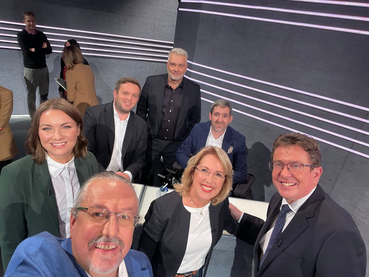 Only in Switzerland: Ich wüsste nicht, wo sonst sich politische Kontrahentinnen und Kontrahenten nach einer TV-Debatte so gelöst und vereint auf einem Bild zeigen würden. Danke meinen Gästen in der Live-#SRFArena zum Ausbau der #Autobahnen. Die Sendung gibt‘s bei Play <a href="/SRF/">SRF</a>.