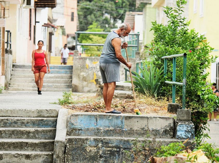 Martha de Roldós renace con espacios verdes renovados.

Como parte del programa Barrio de Todos, <a href="/parquesgye/">Parques EP</a> y la Dirección de Aseo Cantonal intervienen en 18 áreas de esta ciudadela. Con cuatro cuadrillas en acción, se realizan podas, limpieza, pintura, arreglos en juegos