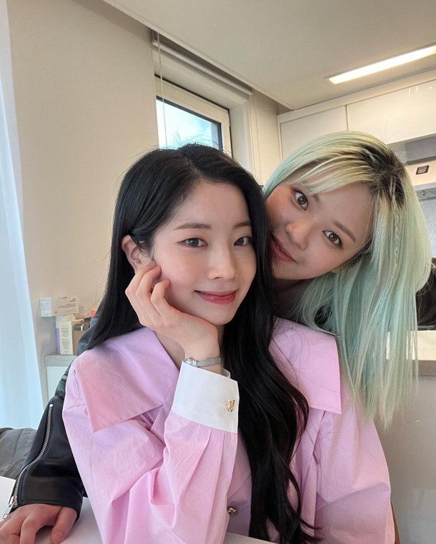 42dahyun's tweet photo. #누구보다_활짝_필_정연이의_생일날
#BloomingOfJeongyeon
#TWICE #트와이스

정연아 생일 축하해 앞으로도 행복하자! https://t.co/FeoDDefmzA