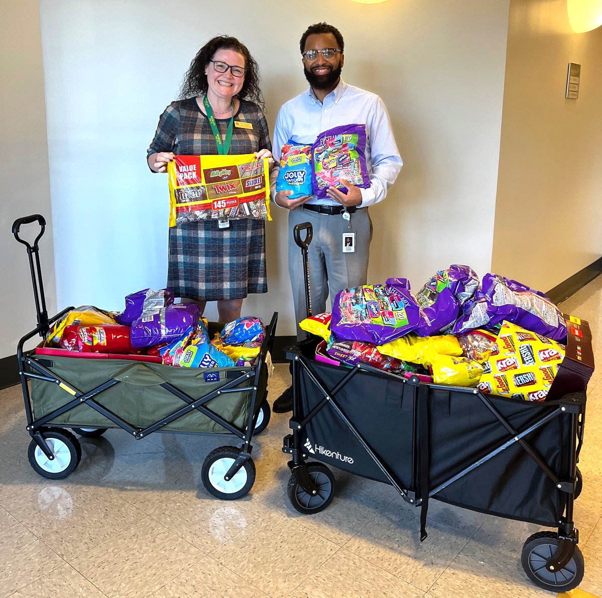 ALPowerFdn's tweet image. 🎃 🍬 Spreading Halloween cheer! 

The Mobile Chapter of the Alabama Power Service Organization donated candy to @BishopState for its Trunk or Treat event, bringing smiles and sweet treats to the community this spooky season. 

#PowerofGood #ConnectingWithCommunity