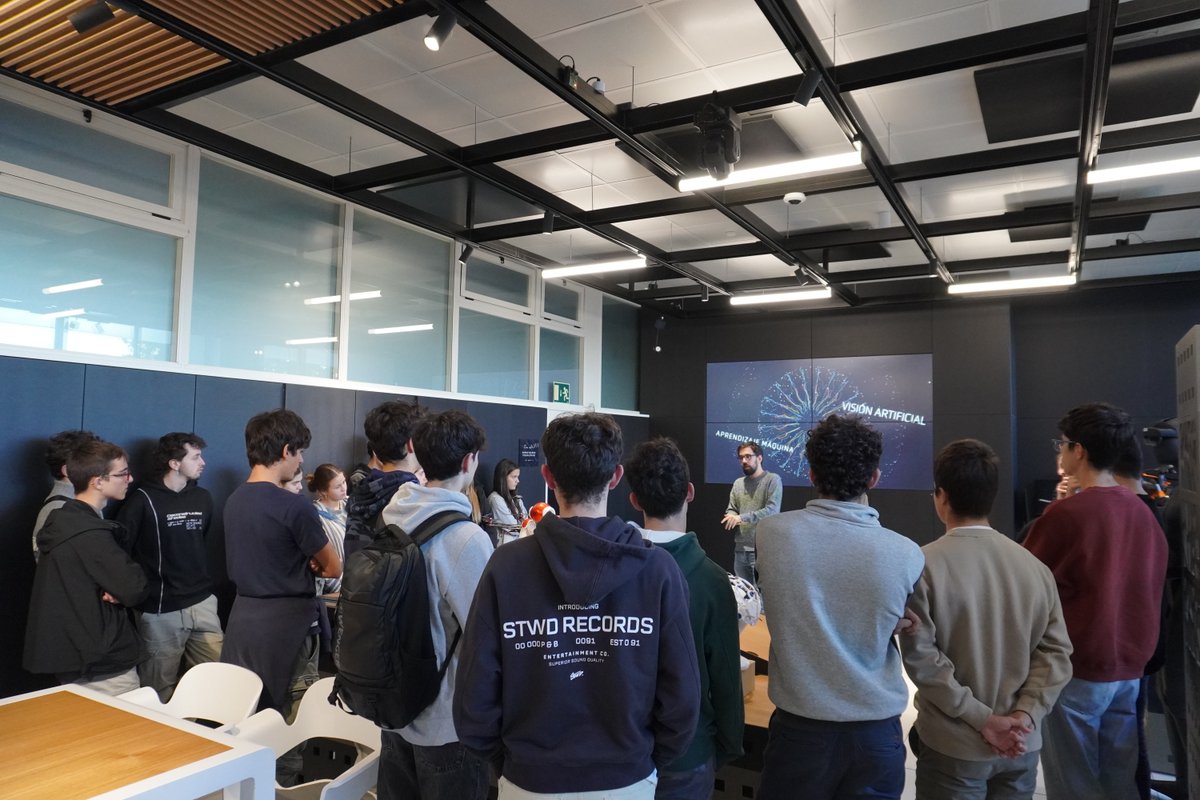 citicresearch's tweet photo. 🎓✨ O #CITIC inspira ás novas xeracións! Recibimos estudantes de Ciencia e Enxeñería de Datos da @UDC_gal e #STEMBach do Colexio Compañía de María e do @ieseusebio.

Grazas por compartir a vosa paixón pola tecnoloxía! 🚀🔬

🔗https://t.co/bT7TuBejp9 https://t.co/RpYSI2O2Ii