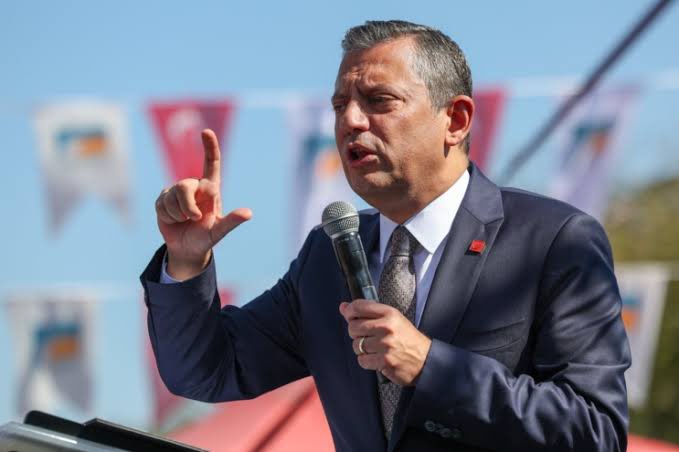 Sayın Özgür Özel, soruyorum size:

Bugün Esenyurt’ta yaptığınız konuşmada ülkemizde yaşayan ‘halklardan’ bahsettiniz! Halk, aynı ülkede yaşayan ve o ülkenin yurttaşı olan aynı kimlikteki insan topluluğunu ifade eder. Bu ülkede birden fazla kimlik ya da diğer bir tabirle farklı