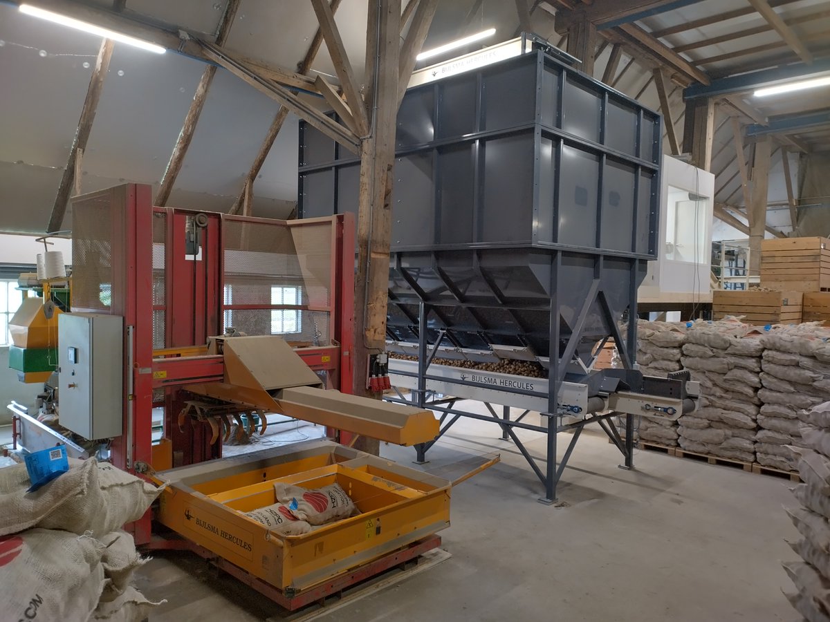 🧐 | 𝗜𝗻𝘀𝗽𝗲𝗰𝘁𝗶𝗼𝗻 𝗹𝗶𝗻𝗲 𝗳𝗼𝗿 𝘀𝗲𝗲𝗱 𝗽𝗼𝘁𝗮𝘁𝗼𝗲𝘀
On behalf of <a href="/VanderMaarLMB/">VanDerMaar LMB Oldenzijl</a>, we delivered this inspection line for seed potatoes. Together with <a href="/FlikweertVision/">Flikweert Vision</a>, a future-proof line was set up. #bijlsmahercules #flikweertvision #qualitygrader