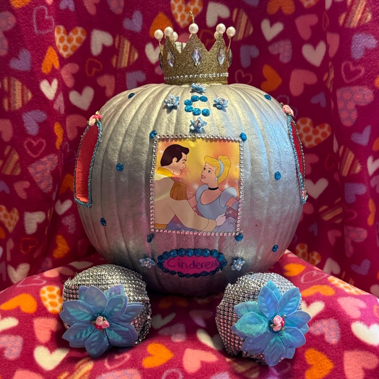 BHSBigReds's tweet photo. Art pumpkin contest winners 🥇best carved- Kaylee Jenkins 🥇best painted Makayla Littell 🥇best photograph Rayne Powers 🏆Participation trophy goes to Forrest Merryman #makinghopehappen #letsgoreds https://t.co/D61ZftMlch