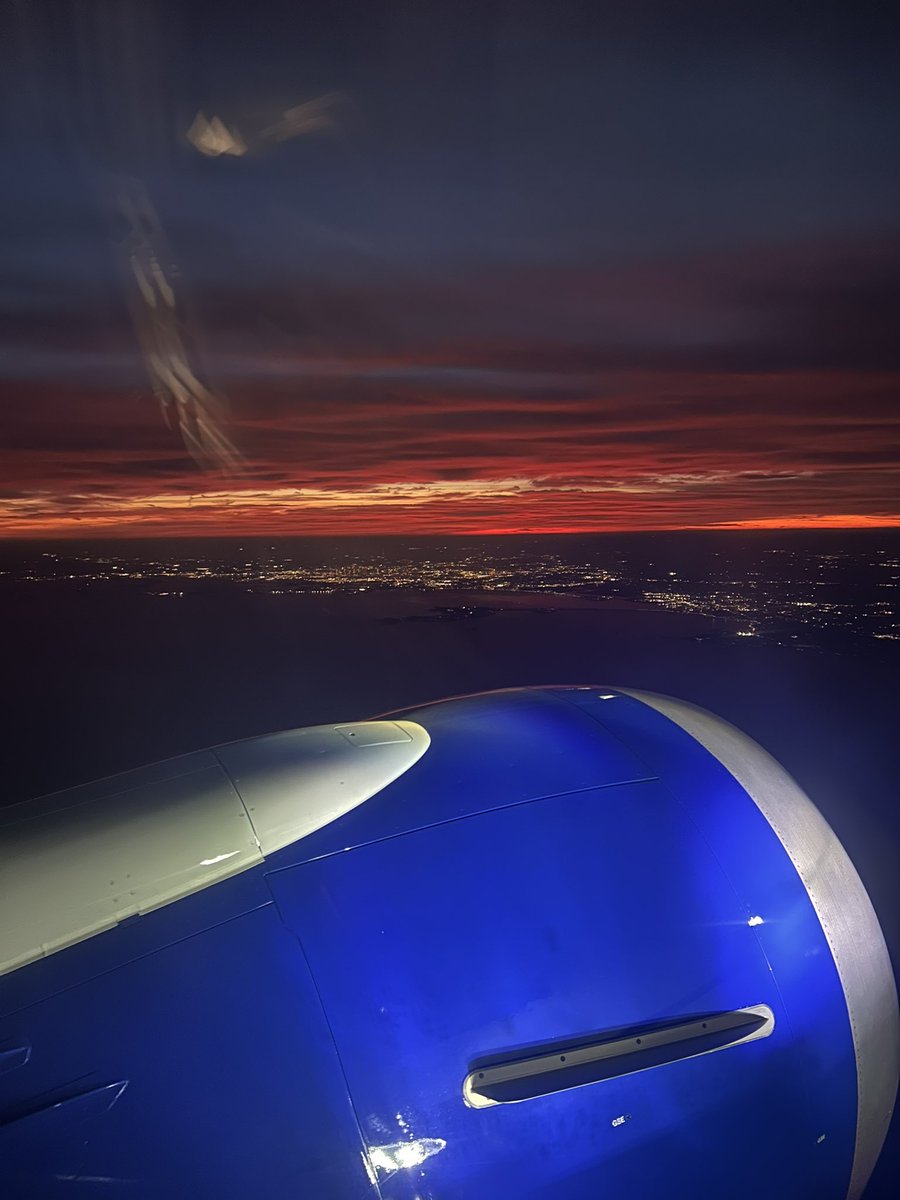 I’m not usually in the habit of taking photos out the plane window - but last night’s sunset over Boston was downright cinematic 🎥🌅✈️