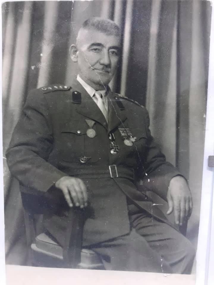 Kadir Türker Geçer (@kadirtrkergeer) on Twitter photo 1947-1956 arası topçu albay. Harbe mahsus gümüş imtiyaz ve liyakat madalyası, Alman demir haç nişanı, harp madalyası ve İstiklal madalyası. Harbe mahsus alınabilecek tüm madalyaları almış bir kahraman. Ruhu şâdolsun. 1947-1956 arası topçu albay. Harbe mahsus gümüş imtiyaz ve liyakat madalyası, Alman demir haç nişanı, harp madalyası ve İstiklal madalyası. Harbe mahsus alınabilecek tüm madalyaları almış bir kahraman. Ruhu şâdolsun.