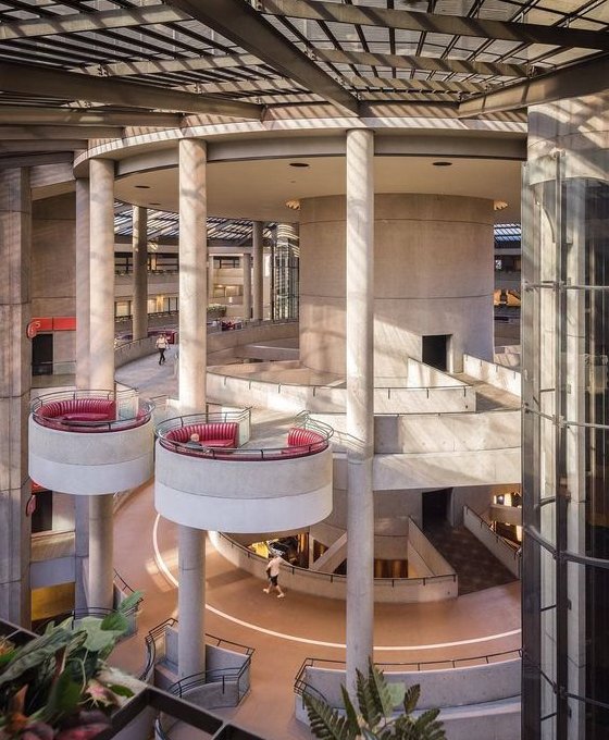 GAME STUDIES STUDY BUDDIES gets lost in a hotel lobby and discusses the work and legacy of Fredric Jameson, who had some thoughts about this situation we're all in back in 1984 with his essay "Postmodernism, or the Cultural Logic of Late Capitalism": rangedtouch.com/2024/10/31/75-…