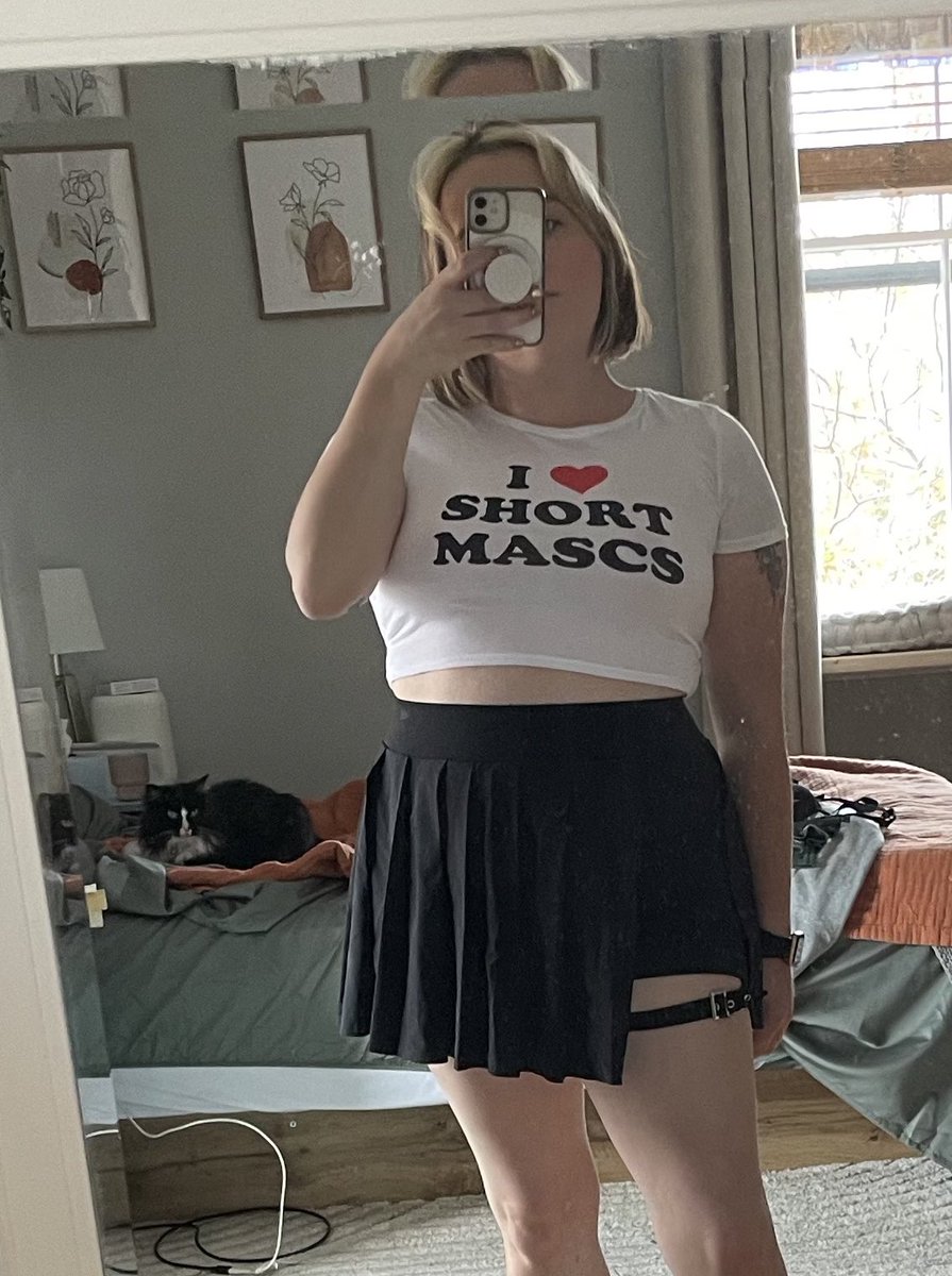 CassMaeHh's tweet photo. @LaurenSanderson approved of my shirt so yeah a successful night https://t.co/2iUADMXQfT