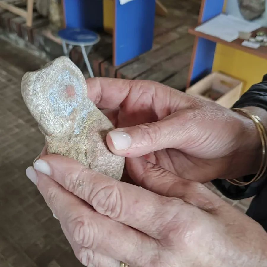 prima che le piogge del 19 ottobre mettessero in forte difficoltà il museo abbiamo ricevuto la visita dell'artista ipovedente Sandra Costantini.

E' stato unico vivere con lei il nostro piccolo percorso geotattile 

Il tatto e' un modo per dare al cervello i dati da elaborare....