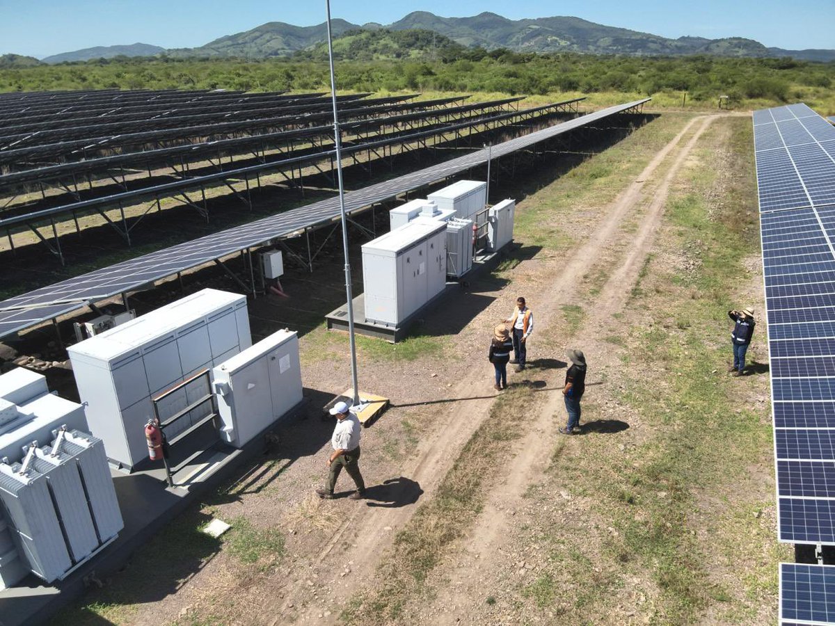 CREE_HONDURAS's tweet photo. Equipos de la Dirección de Fiscalización y de la Secretaría General de la CREE realizan la verificación del Registro Público de la Central Generadora de Energía Fotovoltaica Fray Lázaro, ubicada en el municipio de Choluteca, departamento de Choluteca. https://t.co/2jOfkoibEe