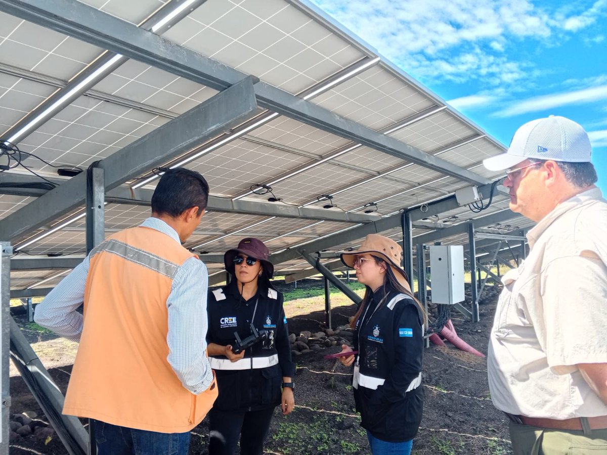 CREE_HONDURAS's tweet photo. Equipos de la Dirección de Fiscalización y de la Secretaría General de la CREE realizan la verificación del Registro Público de la Central Generadora de Energía Fotovoltaica Fray Lázaro, ubicada en el municipio de Choluteca, departamento de Choluteca. https://t.co/2jOfkoibEe