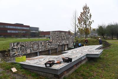 Oude mozaïeken krijgen plekje in tuin Cambreur College: ‘Het zijn iconische werken’ dlvr.it/TFwbZZ
