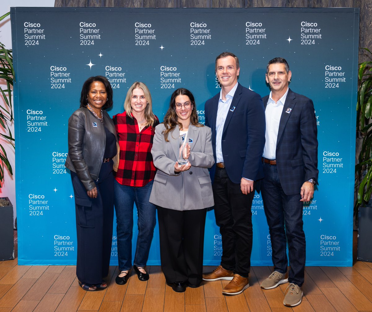 Bell_Business's tweet photo. 🎉 3 incredible wins for #TeamBell at this year's @Cisco Partners Summit, including Global Service Provider Partner of the Year! Find out more about the awards: https://t.co/epKyooCQ8d https://t.co/xKXGVWh3YZ