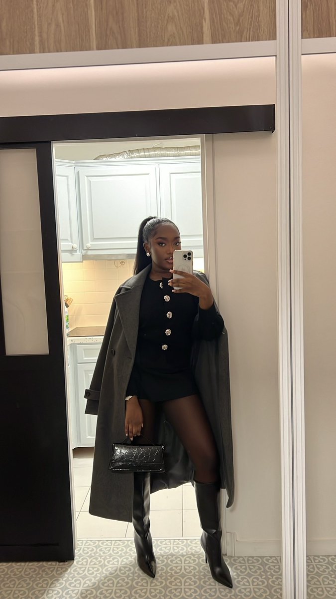 sedii_c's tweet photo. I know my mirror hate to see me coming https://t.co/8a95w6gXRJ