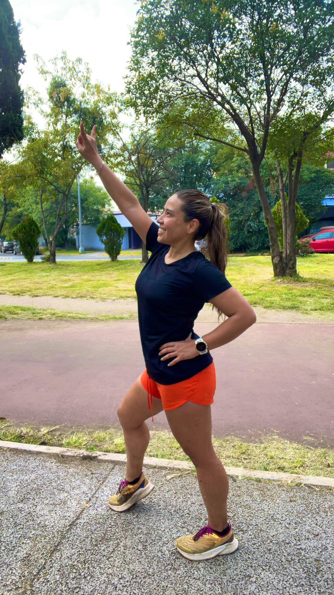 Crisita20's tweet photo. Ojos de sapo, patas de rana...¡El que no entrene que le crezca la panza! #HappyHalloween 👻🎃💀
Intervalos 🔥 y #reverseplank 60 seg 😎
#CrisitaMaratonistaX5🏃🏼♀️💜
#OctubreRosa 🎀
#KmsAlCielo 🤍
#FénixRun
#LaLigaDeLaJusticiaRunner 🦹🏼♀️
#ManicomioRunner
#KMSxELA 💚
#VortexLF 🌀 https://t.co/heqRAe3VrC