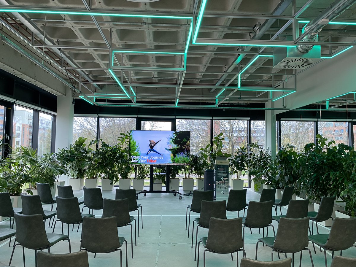 DataTribesNL's tweet image. 👻 Spooky vibes are set, and we’re ready to go! The BRIGHT Lab is transformed for our Data Thursday Halloween Edition! Decorations? ✅ Presentation? ✅ Guest Speaker Marcel? ✅ Candy? Double check!! 🍬🎩 #DataThursday #Halloween #AI #DataScience