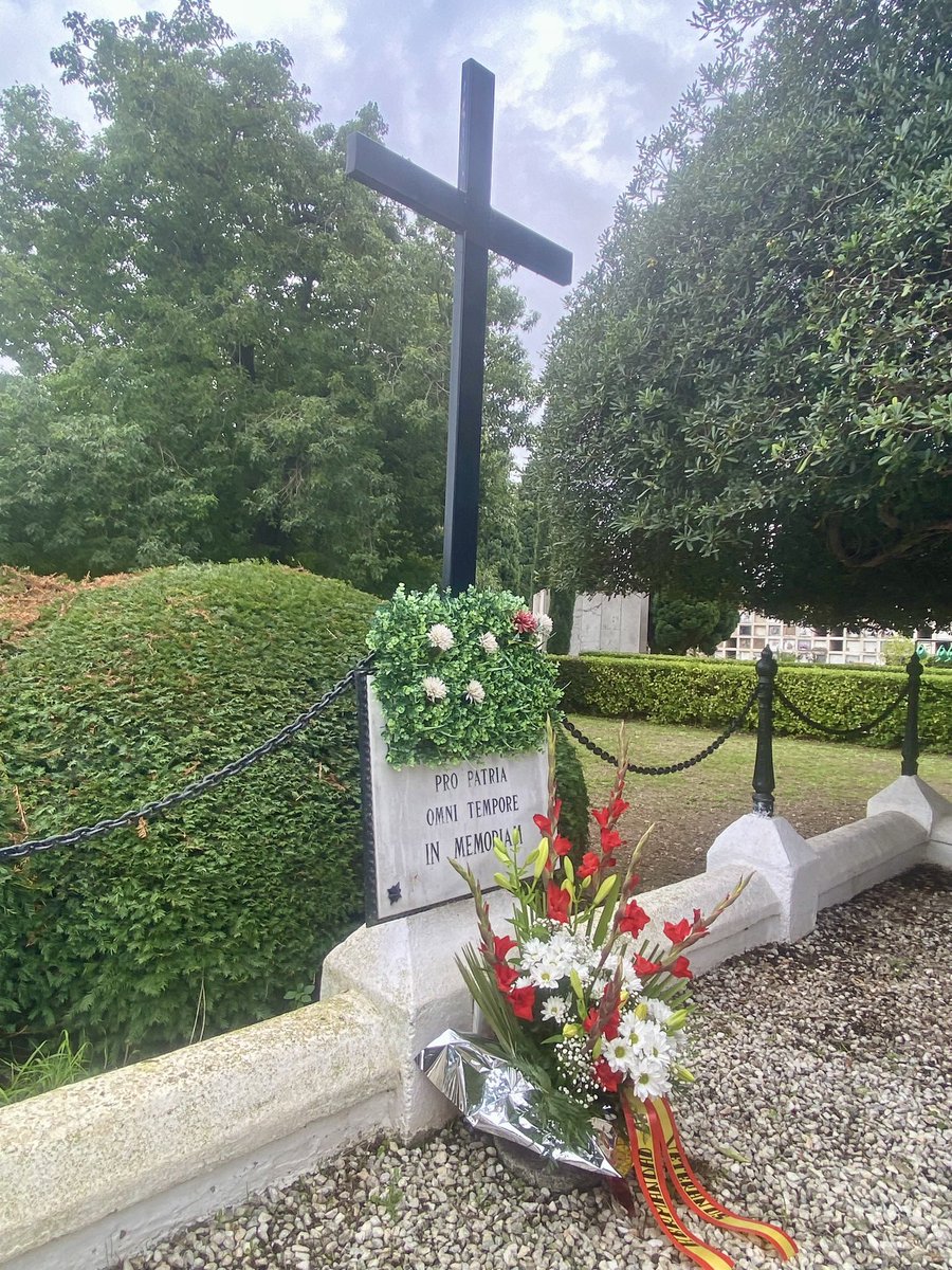 AngelaDomenech9's tweet photo. Hoy, en el cementerio de Figueres en el acto de "Rendir Honores a los Caídos" de ambos bandos. 

#Figueres https://t.co/szU5O2AL3w