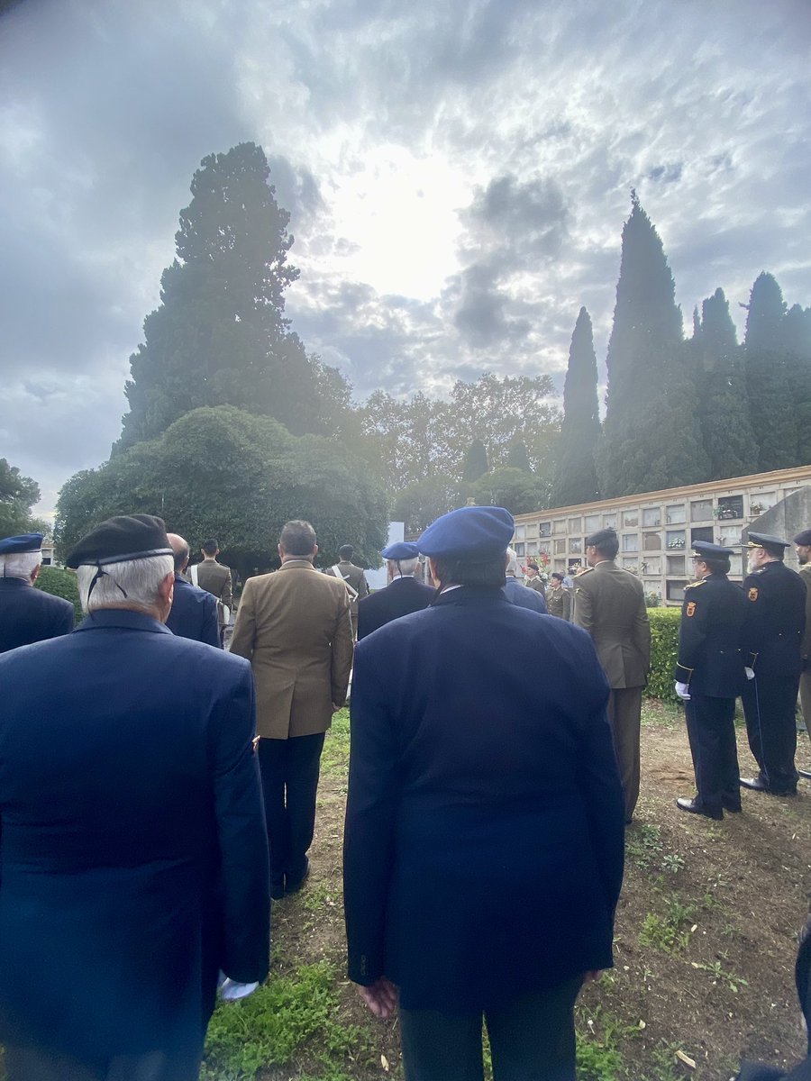 AngelaDomenech9's tweet photo. Hoy, en el cementerio de Figueres en el acto de "Rendir Honores a los Caídos" de ambos bandos. 

#Figueres https://t.co/szU5O2AL3w