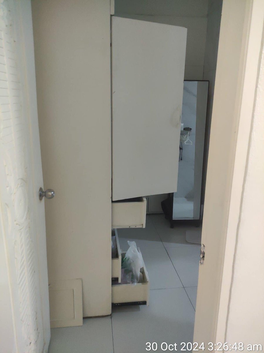 TINGNAN: Pinasok ng isang armadong grupo ang bahay na ito sa Paranaque City. Tinangay nila ang pera at mga alahas ng dalawang biktima na aabot sa halos P1.4-M ang halaga.

Ayon sa pulisya, inside job ang nangyari kung saan kasabwat sa krimen ang tatlong driver ng mga biktima.