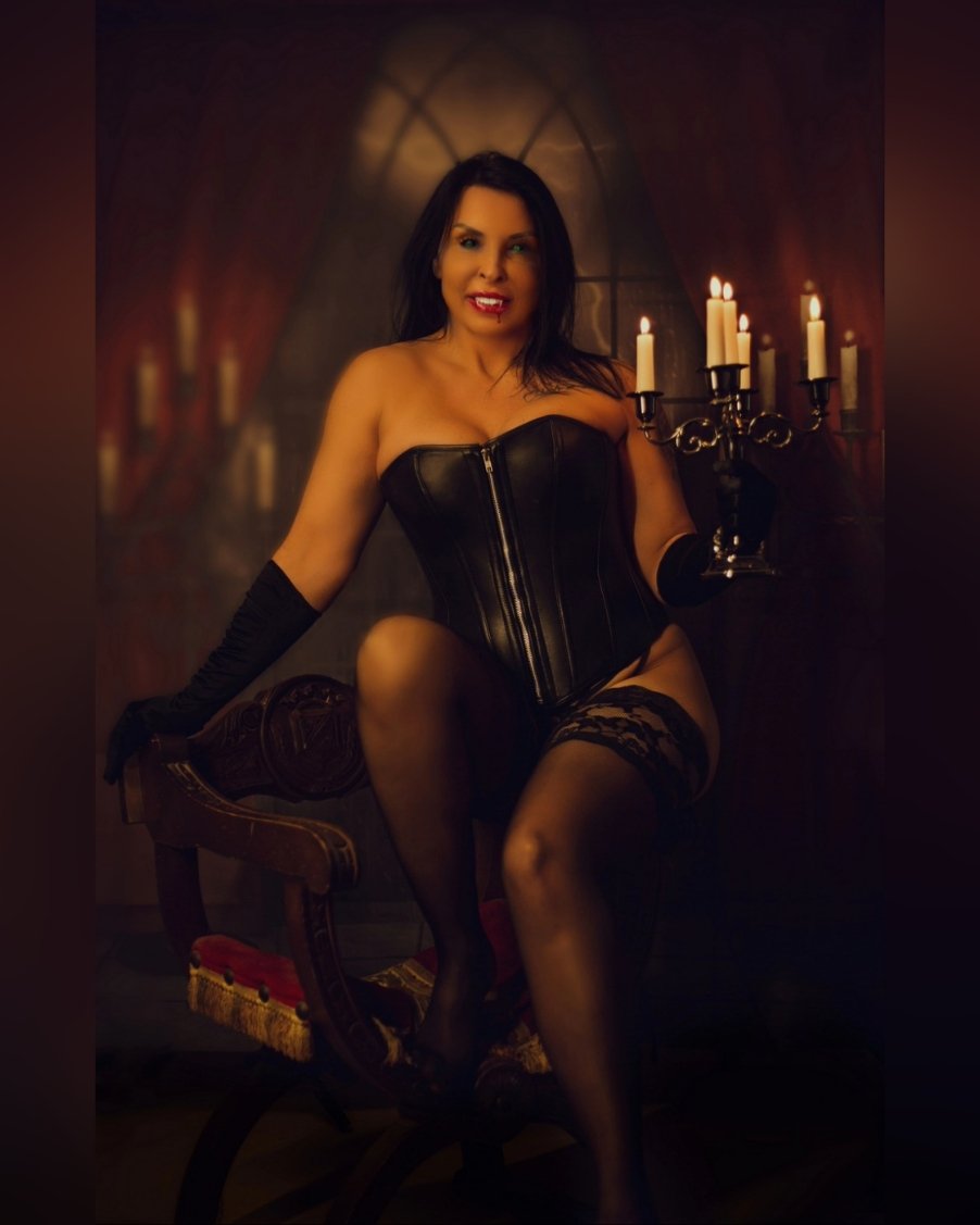 Happy Halloween 🎃 
#Halloween #spookyseason #spooktober #darkness #photoshooting #photographer #photomodel #shooting #frankfurt #canon #model #boudoir #frankfurtshooting #sexy #vampire #femalemodel