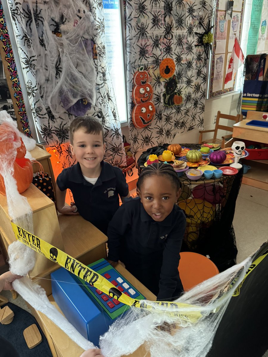 StBeneKinder101's tweet photo. Haunted House fun!! 🎃👻 https://t.co/FLkF7dmPnl